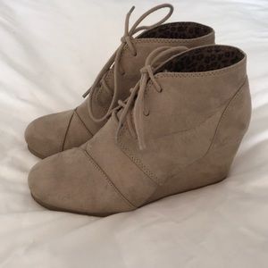 Women’s tan wedges size 6